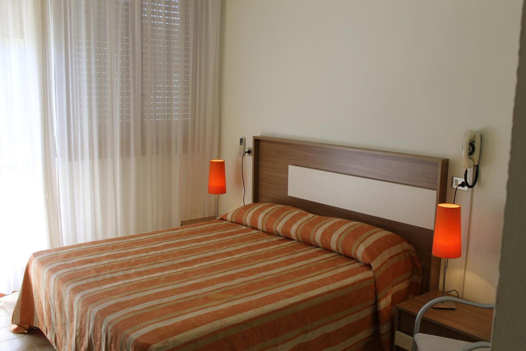 Hotel Astor B&B Лидо-ди-Классе Экстерьер фото