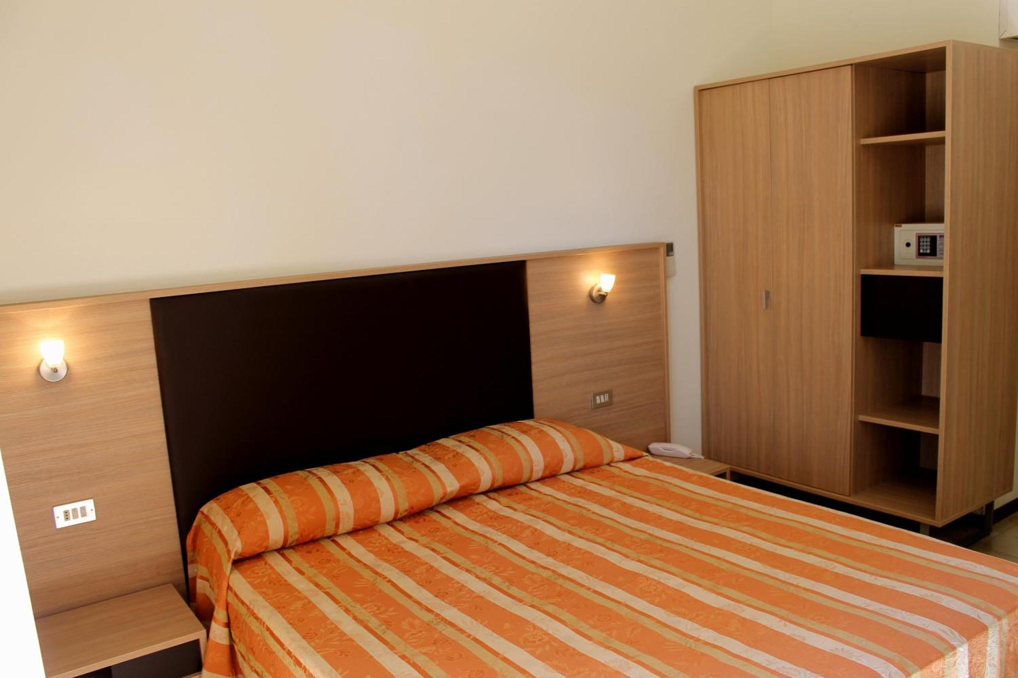 Hotel Astor B&B Лидо-ди-Классе Экстерьер фото