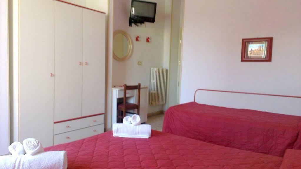Hotel Astor B&B Лидо-ди-Классе Экстерьер фото